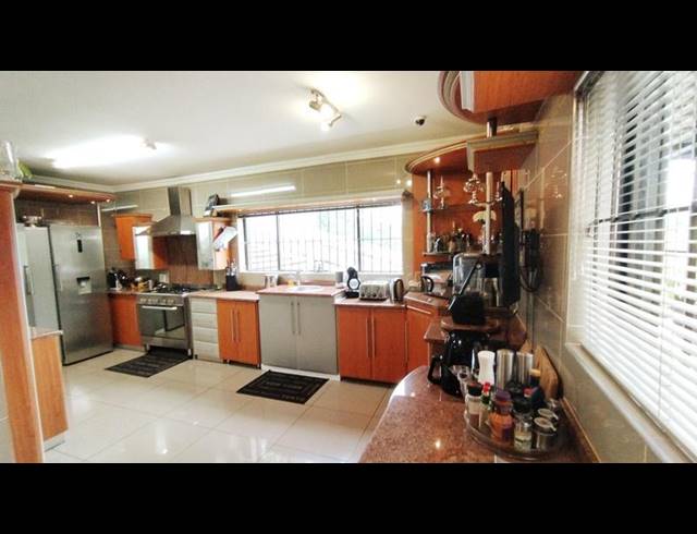 5 BEDROOM HOUSE FOR SALE IN MONTROSE